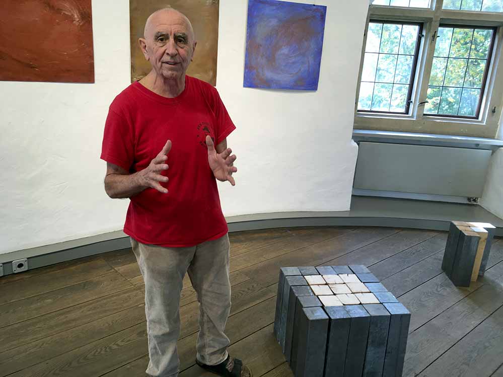 Hanfried Brenner zeigt unter dem Titel „quadrat plus > variationen“ Zeichnungen, Objekte und Installationen. Foto: Katrin Pinetzki/ Stadt Dortmund