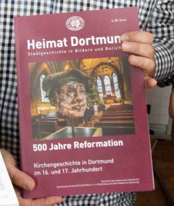 Vorsitzender Adolf Miksch und die Autoren Oliver Volmerich und Dr. Stefan Mühlhofer (von links) mit der aktuellen "Heimat Dortmund"-Ausgabe, die 500 Jahre Reformation betrachtet.