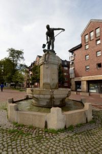 Die Nachbildung des Eisengeißerbrunnens auf dem Steinplatz in der Nordstadt. Foto: Alex Völkel