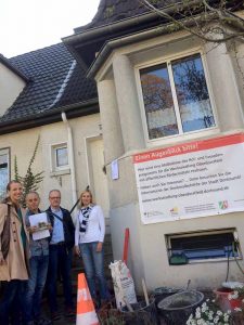 Denkmaleigentümer Michael Nagy (2.v.l.) mit Svenja Schrickel, Leiterin der Denkmalbehörde (links), Stephan Boom, Stadtplanungs- und Bauordnungsamt und Silvia Voss, Amt für Wohnen und Stadterneuerung beim Beginn der Bauarbeiten vor seinem Haus in der Werkssiedlung Oberdorstfeld. Foto: Stadt Dortmund