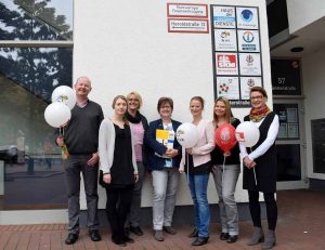 Am neuen Beratungsbüro bei der St.-Josephs-Kirche in der Dortmunder Nordstadt: Pfarrer Ansgar Schocke, Franziska Günther, Tina Gerding, Annette Lödige-Wennemaring, Katrin Hörnemann (Beratung für Alleinerziehende, Dortmund), Sabrina Beerenberg (Beratung für Alleinerziehende, Dortmund), Reinhild Steffens-Schulte. 