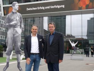 Museumsdirektior Manuel Neukirchner und Leiter der Steinwache Dr. Stefan Mühlhofer freuen sich über die Ausstellung. 