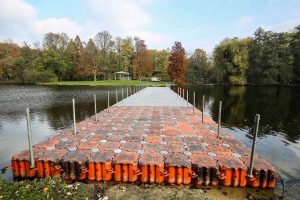 Mit einer breiteren Pontonbrücke über den See im Fredenbaumpark will der Lichter-Weihnachtsmarkt locken.  