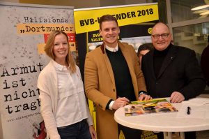 Lukasz Piszczek für „Dortmunder Kinder in Not“ BVB-Spieler signiert 397 Posterkalender im St.-Johannes-Hospital Dortmund (pdp). Groß war der Andrang, als am Mittwoch BVB-Spieler Lukasz Piszczek im Katholischen St.-Johannes-Hospital den neuen BVB-Posterkalender signierte. Insgesamt 397 Kalender unterschrieb der Abwehrspieler zugunsten des Hilfsfonds‘ „Dortmunder Kinder in Not“ der Katholischen Stadtkirche Dortmund. Auf diese Weise kam bei der von der BVB-Stiftung „LEUCHTE AUF“ unterstützten Aktion ein Spendenbetrag von 1.985 Euro zusammen. Von dem zum Preis von 12 Euro angeboten Kalender gingen jeweils 5 Euro an den Hilfsfonds. Am Mittwoch, 13. Dezember, gibt es noch einmal die Gelegenheit, einen BVB-Kalender mit Spielerunterschrift zu erwerben. Dann wird Christian Pulisic (Mittelfeld) von 15 bis 16 Uhr im Foyer des Kath. Centrums, Propsteihof 10, den aktuellen BVB-Posterkalender unterschreiben. Der Erlös geht dann wiederum als Spende an den Hilfsfonds „Dortmunder Kinder in Not“. Dieser wurde 2008 von der Katholischen Stadtkirche und den Katholischen Sozialen Diensten (KSD) gegründet. Der Anlass dafür war die gewachsene Kinderarmut. Bei einer offensichtlich akuten Notlage eines Kindes kann über die Betreuungseinrichtungen Unterstützung aus dem Fonds beantragt werden. Bisher wurden Kosten etwa für notwendige Verpflegung, Bekleidung, Schulbedarf, ein Projekt zur gesunden Ernährung sowie für die Übermittagsbetreuung übernommen. Weitere Informationen erteilt Alwin Buddenkotte von den KSD unter der Rufnummer (0231) 1848-117.