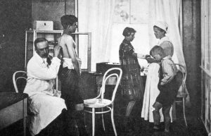 Das Hoesch-Kindererholungsheim Schledehausen anno 1923 - Dr. Otto Quast untersucht Kinder.