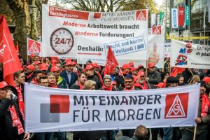 Die IG Metall mobilisiert am für die anstehenden Tarifverhandlungen vor dem Westfalenstadion. Fotos: Thomas Range