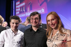 Preisträger Erwin Rajkovcanin (Schauburg Dortmund) mit den „Paten“ Oskar Keymer und Andrea Sawatzki („Hilfe, ich hab meine Eltern geschrumpft“) ©Ralph Sondermann/Film- und Medienstiftung NRW