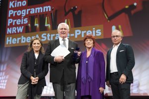 Gastgeberin Petra Müller (Geschäftsführerin Film- und Medienstiftung) mit dem Preisträger des Herbert-Strate Preis 2017 Peter Sundarp, seiner Überraschungs-Laudatorin Regina Ziegler und Dr. Thomas Negele vom HDF Kino e.V. ©Ralph Sondermann/Film- und Medienstiftung NRW