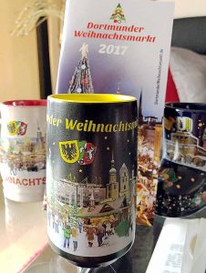 Außen anthrazit und innen BVB-gelb: die Tasse für den beliebten Glühwein. Fotos: Joachim vom Brocke
