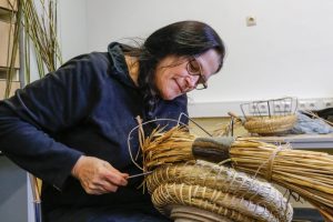 Gärtnerin und Imkerin Rita Breker-Kremer hatte nicht gedacht, dass es so lange dauert, einen Bienenkorb zu machen.