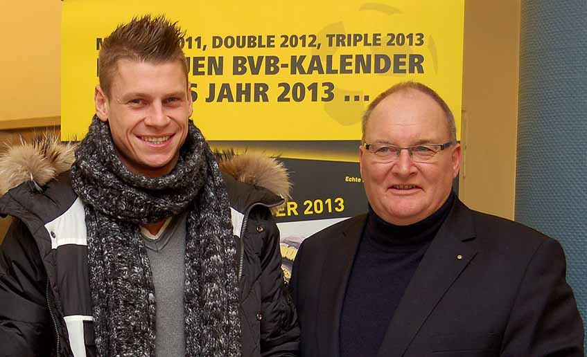 Lukasz Piszczek hat bereits im Ahr 2012 BVB-Posterkalender für einen guten Zweck signiert. Foto: pdp