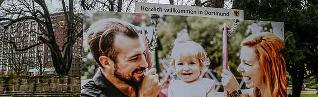 Ein Hingucker: An der großen Kreuzung Kleppingstraße/Wall sucht die Stadt mit diesem Plakat Alltagshelden: Familien, die Pflegeeltern werden wollen.