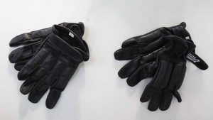 Auch drei Paar Quartzsand-Handschuhe wurden sichergestellt.