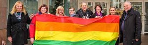 Anlässlich des „Transgender Day of Remembrance” weht heute die Regenbogenflagge vor dem Rathaus.