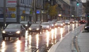 Weil die Landesstraße L663n nicht weitergeführt wurde, hält sich der Verkehr durch Asselner Ortskern.