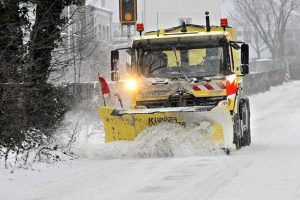 Hauptverbindungs- und Durchgangsstraßen werden vorrangig von Schnee und Eis befreit. Archivfoto: Oliver Schaper