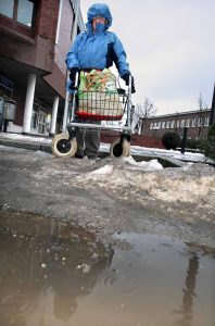 Gehwege müssen im Winter schnee- und eisfrei gehalten werden. Archivfoto: Oliver Schaper