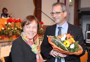 Präses Annette Kurschus gratuliert ihrem neuen Stellvertreter zur Wahl.