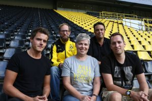 Der Vorstand der BVB Fan- und Förderabteilung. Hinten v.l.: Jakob Scholz (2. Vorsitzender), Torsten Schild (1. Vorsitzender). Vorne v.l.: Tobias Westerfellhaus (Organsisation), Beatrix Schleiken (Fankoordination), Michael Röhr (Finanzen).