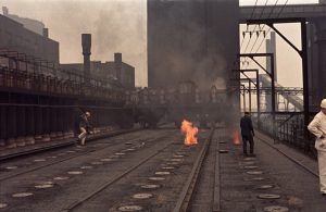 Blick auf die Ofendecke der Koksofenbatterie I. Der sogenannte Füllwagen fuhr zunächst unter den Kohlenturm und nahm dort die Kohle auf, um sie anschließend in die einzelnen Ofenkammern fallen zu lassen. Manuell wurden die Fülllöcher dann von den Kokern verschlossen und mit einer lehmartigen Masse abgedichtet. Foto: Archiv Stiftung Industriedenkmalpflege und Geschichtskultur, ca. 1992