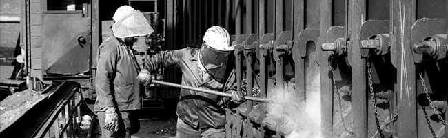 Zwei Koker an der Koksseite der Batterie I, die einen „Bock kratzen“, d.h. einen festgefahrenen Ofen lösen, um den reibungslosen Betrieb zu gewährleisten. Foto: Udo Kreikenbohm, ca. 1990