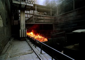 Wenn der glühende Koks aus dem Ofen kam, fing er sofort Feuer und musste deshalb zum Löschturm transportiert und mit Wasser gelöscht werden. Foto: Udo Kreikenbohm, ca. 1990