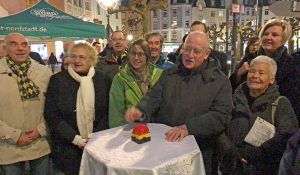 Borsig-02: Bezirksbürgermeister Dr. Luwig Jörder drückte auf den „roten Knopf“ und setzte die Beleuchtung in Betrieb.