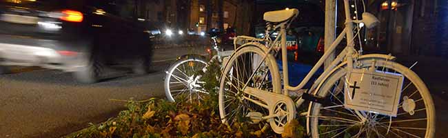 Nach dem tödlichen Verkehrsunfall erinnert ein „Ghost Bike“ an den getöteten elfjährigen Radfahrer.