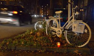 Nach dem tödlichen Verkehrsunfall erinnert ein „Ghost Bike“ an den getöteten elfjährigen Radfahrer.