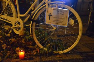 Nach dem tödlichen Verkehrsunfall erinnert ein „Ghost Bike“ an den getöteten elfjährigen Radfahrer.