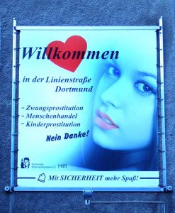 Das Plakat haben die Frauen aus der Linienstraße auf eigene Kosten angeschafft. Foto: Bettina Brökelschen