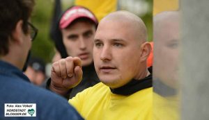 Neonazi Andre Penczek (gelbes T-Shirt) ist für Daniel Grebe in der BV Scharnhorst nachgerückt.