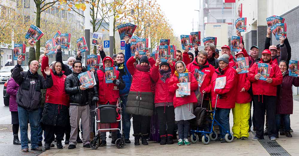 In der Dortmunder Innenstadt präsentierten rund 40 „bodo“-VerkäuferInnen das neue Heft. Foto: Sebastian Sellhorst