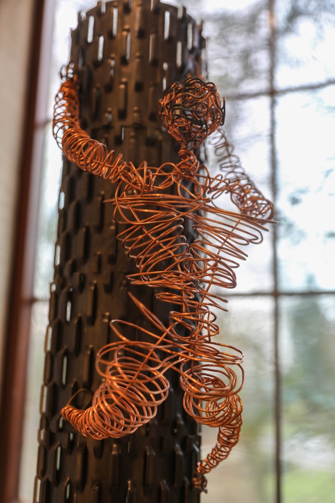 Arbeit von Monika Ihl. Titel: "Ambition II" Kupfer gebogen, Stahl geschweißt