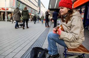 2015.03.24 Dortmund Strassenmusiker auf dem Foto: Lena mit ihrer Balalaika