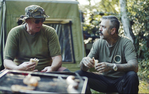 Was wie Camping-Idylle aussieht, hat für Christian einen durchaus ernsten und vor allem ernst gemeinten Hintergrund. Sie alle eint die Angst. Die Angst vor dem Ernstfall, dem Super-GAU, der Katastrophe. Prepper (aus dem Englischen von "to prepare", "sich vorbereiten") sorgen deshalb vor.