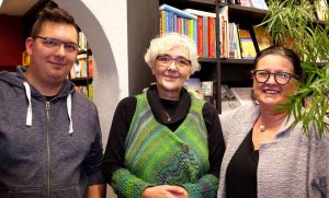 Dominic Gerwinski und Karin Iven von der Buchhandlung Litfass rahmen machten es ihrem Gast Astrid Petermeier sehr nett.