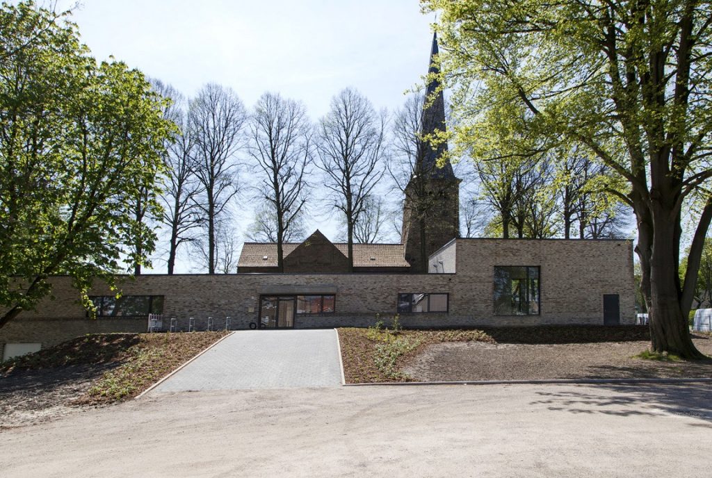 Neubau Gemeindezentrum St. Dionysius, Profs. Spitalfrenking + Schwarz, Lüdinghausen/Dortmund Bauherr: Ev. Friedenskirchengemeinde Do-Nordost Jury: Entstanden ist ein atmosphärisch schöner Kirchhof. Das neue Gemeindehaus hat eine angenehme Größe und wirkt fast wie ein steinerner neuer Sockel für das 1000 Jahre alte Gotteshaus. So wird die Kirche auf dem Gelände neu und gut verortet. Handwerklich sehr sauber und mit schönen Materialien gebaut.