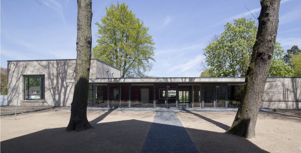 Neubau Gemeindezentrum St. Dionysius, Profs. Spitalfrenking + Schwarz, Lüdinghausen/Dortmund Bauherr: Ev. Friedenskirchengemeinde Do-Nordost Jury: Entstanden ist ein atmosphärisch schöner Kirchhof. Das neue Gemeindehaus hat eine angenehme Größe und wirkt fast wie ein steinerner neuer Sockel für das 1000 Jahre alte Gotteshaus. So wird die Kirche auf dem Gelände neu und gut verortet. Handwerklich sehr sauber und mit schönen Materialien gebaut.