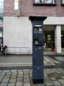 Der Parkautomat in der Kleppingstraße am Eingang zur Berswordthalle wurde als erster in der Dortmunder Innenstadt mit den Hinweisen zum Handy-Parken beklebt.