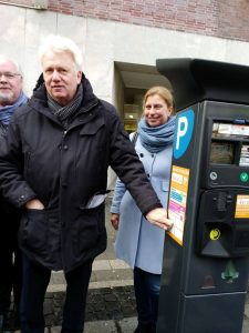 OB Ullrich Sierau mit der Leiterin des Dortmunder Tiefbauamts, Sylvia Uehlendahl.