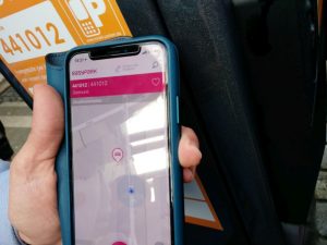 Mit einer App auf dem Mobiltelefon bargeldlos Parkgebühren bezahlen. mit dem Dortmunder Pilotprojekt soll das System getestet werden. Fotos: Thomas Engel