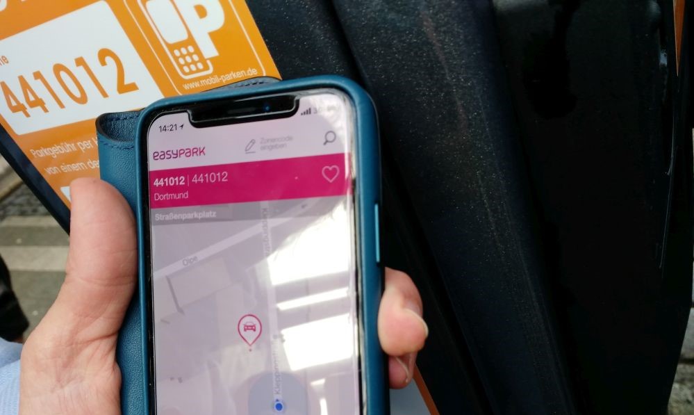 Mit einer App auf dem Mobiltelefon bargeldlos Parkgebühren bezahlen. mit dem Dortmunder Pilotprojekt soll das System getestet werden. Fotos: Thomas Engel