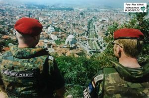 Gemeinsam mit anderen Armeen war die Bundeswehr war in Bosnien (SFOR) und im Kosovo (KFOR) zur Friedenssicherung im Einsatz.