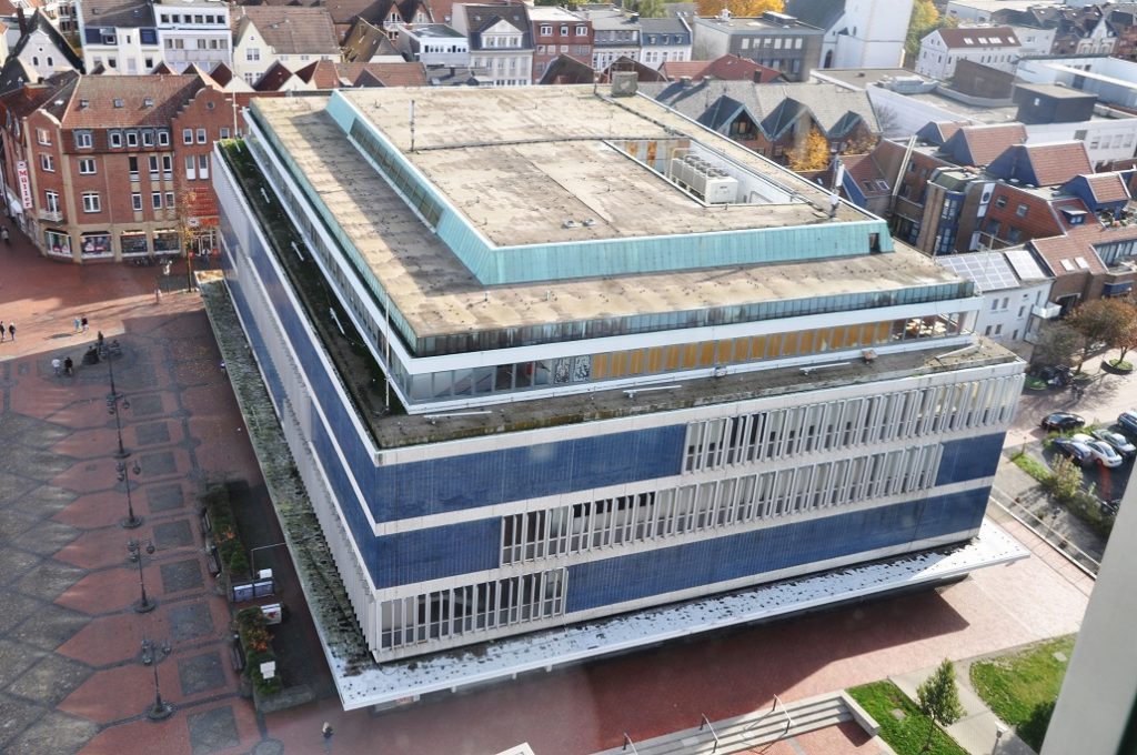 Revitalisierung ehemaliges Hertie-Gebäude, Uding Projektmanagement GmbH, Lünen, Torsten Uding Mitarbeit: Christian Christensen, Kai Salzmann, Stephanie Salzmann Bauherr: Bauverein zu Lünen Jury: Lob für ein Mammut-Projekt. Neue Ideen für den alten Hertie waren gefragt. Die gestaffelte Kubatur bietet Platz für eine vorbildliche Mischung von Handel, Dienstleistung und Wohnen mitten in der Stadt. Anerkennung für einen Prototyp der Nachnutzung einer Kaufhaus-Ruine.“