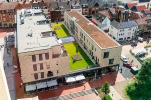 Revitalisierung ehemaliges Hertie-Gebäude, Uding Projektmanagement GmbH, Lünen, Torsten Uding Mitarbeit: Christian Christensen, Kai Salzmann, Stephanie Salzmann Bauherr: Bauverein zu Lünen Jury: Lob für ein Mammut-Projekt. Neue Ideen für den alten Hertie waren gefragt. Die gestaffelte Kubatur bietet Platz für eine vorbildliche Mischung von Handel, Dienstleistung und Wohnen mitten in der Stadt. Anerkennung für einen Prototyp der Nachnutzung einer Kaufhaus-Ruine.“