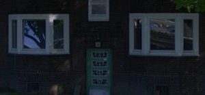 Sanierungsbedürftige Haustür der Nr. 98. Foto: Google Street View.