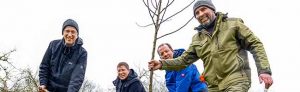 V.l.n.r.: Thomas Quittek (BUND Dortmund), Stadträtin Birgit Zoerner, Dr. Patrick Knopf (Direktor des Botanischen Gartens Rombergpark) und Jochen Helle (Obstbaumpfleger) Beim gepflanzten Baum handelt es sich um einen Klassiker:. Es ist ein westfälischer Gülderling. Foto: Roland Gorecki/ Stadt Dortmund