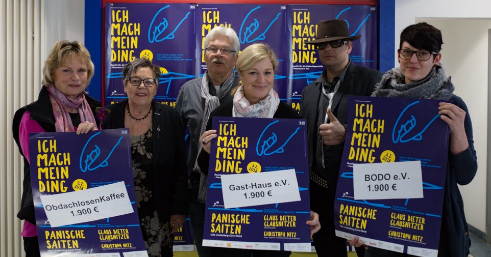 Spendenübergabe für Benefizkonzert "Ich mach mein Ding" mit Monika Dürger (Verantwortliche des ObdachlosenKaffee St. Reinoldi), Gerda Kieninger (Vorsitzende AWO Unterbezirk Dortmund), Georg Deventer (Vorsitzender Pro-Dortmund e.V.), Katrin Lauterborn (Geschäftführerin Gast-Haus e.V.), Daniel Fikus (Frontmann Udo Lindenberg Coverband "Panische Saiten"), Alexandra Gehrhardt (Redaktionsleiterin Bodo e.V.)