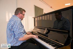 Musiklehrer Tobias Schneider beim Dementi-Chor in Dortmund